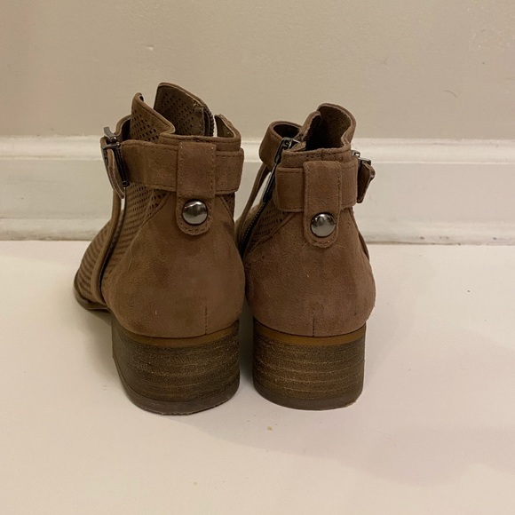 NWT Vince Camuto suede perforated booties 5-1/2 - Picture 5 of 7